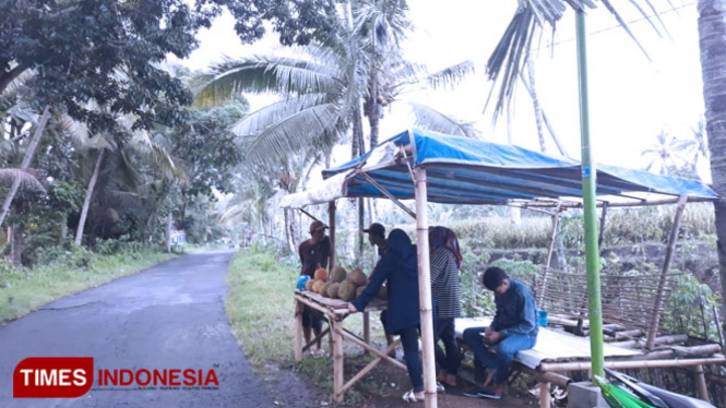 Puluhan lapak pedagang buah durian berjaar di sepanjang Jalan di Desa Kemiren, Kecamatan Glagah, Banyuwangi. (FOTO: Roghib Mabrur/TIMES Indonesia)