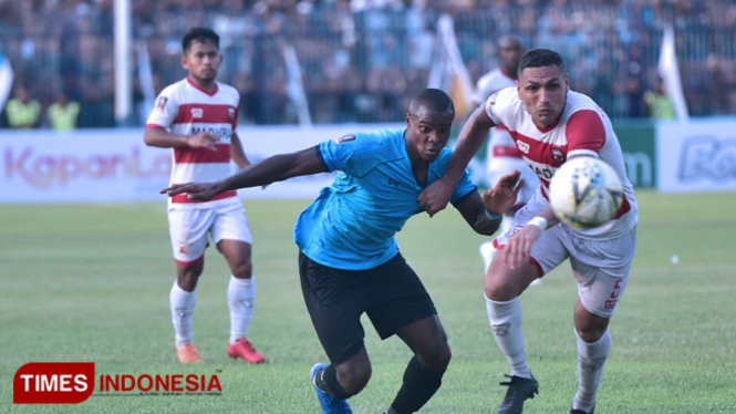 Washington Brandao berduel dengan pemain belakang Madura United pada babak 8 besar Piala Presiden 2019, di Stadion Surajaya Lamongan, (FOTO: dok TIMES Indonesia)