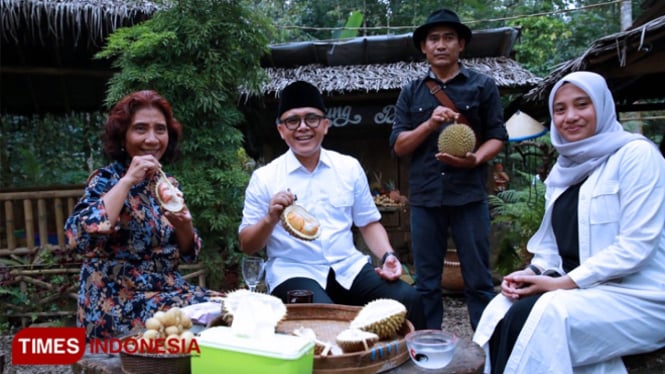 Menteri Susi Pudjiastuti bersama Bupati Banyuwangi Abdullah Azwar Anas menikmatu durian Banyuwangi. (FOTO: Roghib Mabrur/TIMES Indonesia)