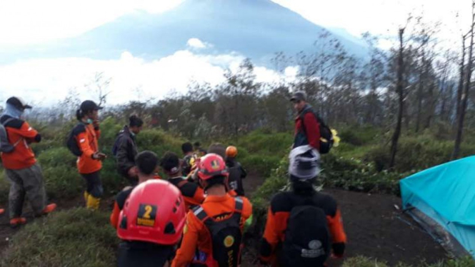 Tim SAR melakuan evakuasi korban meninggal di gunung Sumbing.