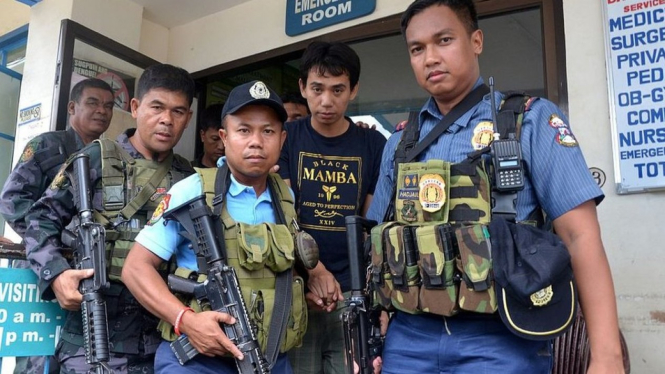 Foto ilustrasi: Seorang WNI bernama Muhamad Sofyan (tengah, bersama tentara Filipina) berhasil melarikan diri dari penculikan kelompok Abu Sayyaf di Filipina Selatan, 17 Agustus 2016. - STR/AFP/Getty