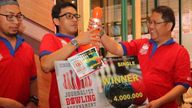 Menkominfo Rudiantara serahkan hadiah juara Sinar Mas Land Journalist Bowling.