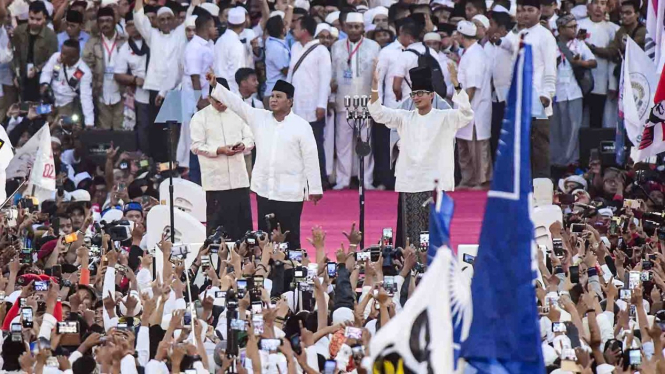 Pasangan capres-cawapres nomor urut 02 Prabowo Subianto (kiri) dan Sandiaga Uno (kanan) menyapa pendukungnya saat kampanye akbar di Stadion Utama Gelora Bung Karno, Jakarta, Minggu, 7 April 2019.