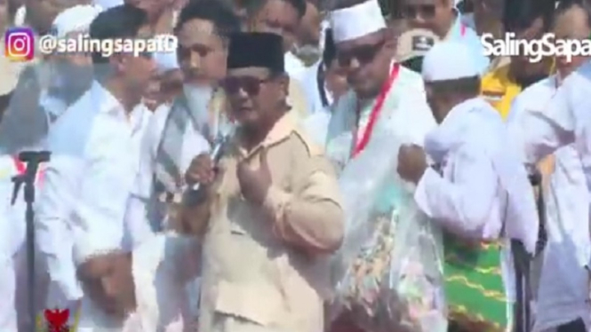 Prabowo Subianto dapat dua kantong plastik uang dari pendukungnya
