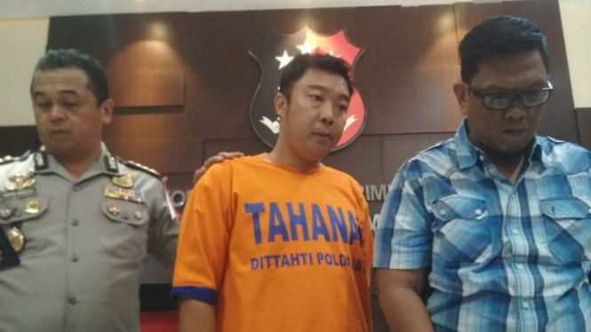 Tersangka Arief Kurniawan Radjasa dipamerkan polisi di Markas Polda Jatim di Surabaya pada Minggu, 7 April 2019.