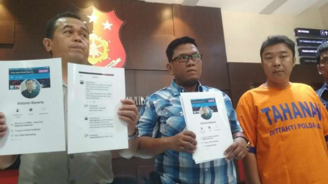 Tersangka Arief Kurniawan Radjasa dipamerkan polisi di Markas Polda Jatim di Sur