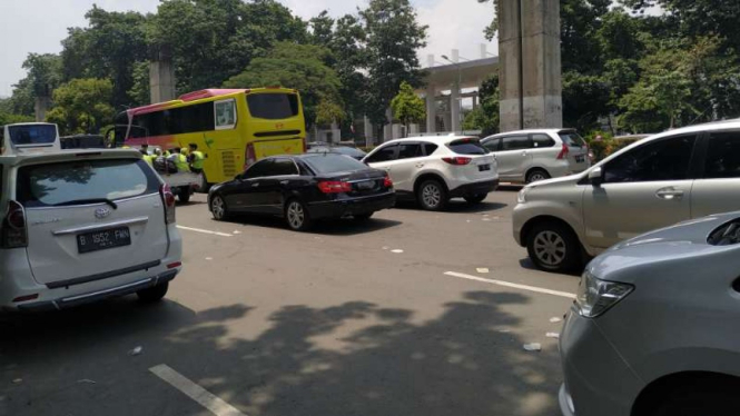 Arus lalu lintas di Jalan Asia Afrika, Jakarta Pusat, usai kampanye akbar Prabowo Subianto-Sandiaga Uno di Stadion Utama Gelora Bung Karno, Jakarta, Minggu siang, 7 April 2019.