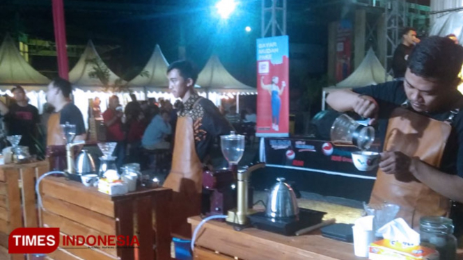 Peserta barista saling unjuk keterampilan meracik kopi saat lomba pesta kopi rakyat,(Foto:Pamula Yohar.C/TIMES Indonesia).