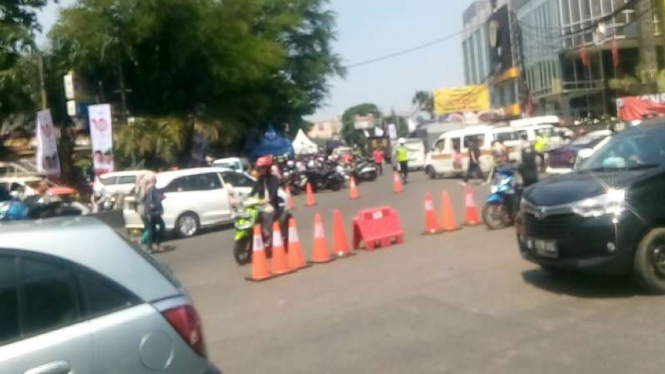 Pengalihan arus lalu lintas di sejumlah jalan di Kota Tangerang, Banten, karena Calon Presiden Joko Widodo akan mengikuti kegiatan karnaval di kota itu pada Minggu sore, 7 April 2019.