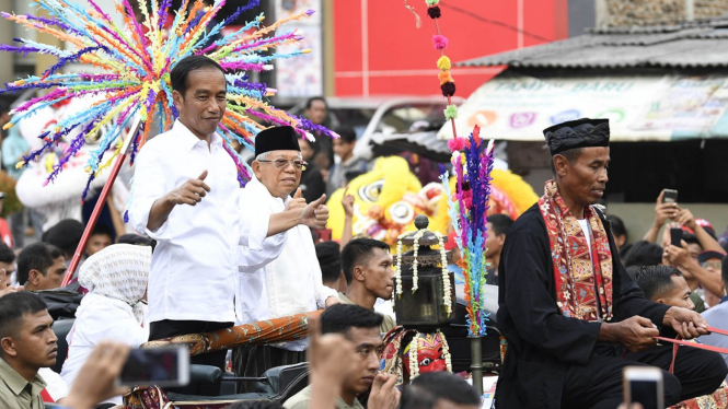 Calon Presiden dan Calon Wakil Presiden nomor urut 01 Joko Widodo dan Maruf Amin menyapa masyarakat Tangerang saat Karnaval Indonesia Satu di Banten, Minggu, 7 April 2019.