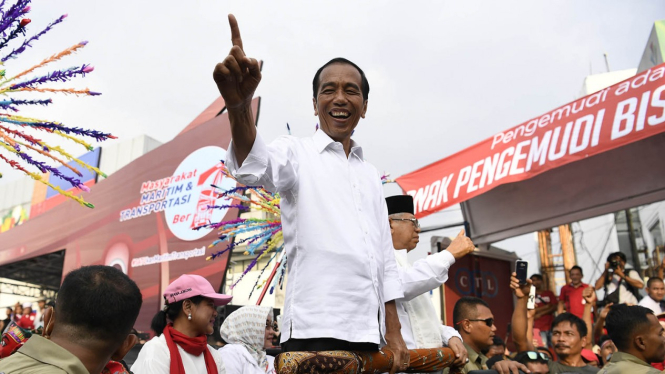 Calon Presiden dan Calon Wakil Presiden nomor urut 01 Joko Widodo dan Maruf Amin menyapa masyarakat Tangerang saat Karnaval Indonesia Satu di Banten, Minggu, 7 April 2019.