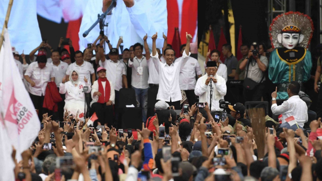 Calon Presiden dan calon Wakil Presiden nomor urut 01 Joko Widodo (ketiga kanan) dan Maruf Amin (kedua kanan) menyapa masyarakat Tangerang saat Karnaval Indonesia Satu di Banten, Minggu, 7 April 2019.