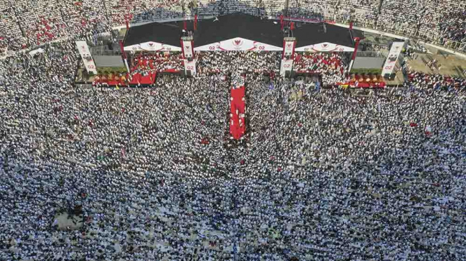 Pendukung pasangan capres-cawapres nomor urut 02 Prabowo Subianto dan Sandiaga Uno memadati Stadion Utama Gelora Bung Karno saat kampanye akbar di Jakarta, Minggu, 7 April 2019.