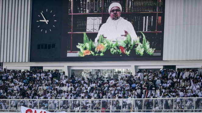 Layar menyiarkan video Imam Besar Front Pembela Islam (FPI) Rizieq Shihab saat kampanye akbar pasangan capres-cawapre nomor urut 02 Prabowo Subianto dan Sandiaga Uno di Stadion Utama Gelora Bung Karno, Jakarta, Minggu, 7 April 2019.