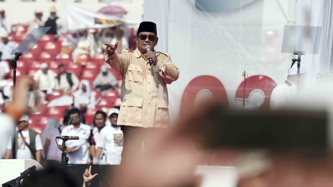 Capres nomor urut 02 Prabowo Subianto menyampaikan orasi politik saat kampanye akbar di Stadion Gelora Bung Karno, Senayan, Jakarta, Minggu, 7 April 2019.