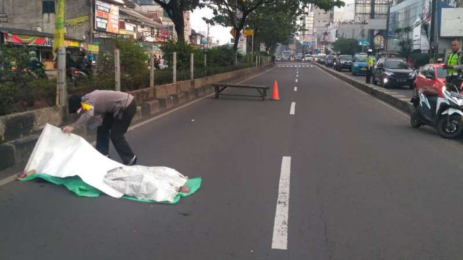 Mayat wanita kepala nyaris putus tergeletak di Jalan Margonda, Depok