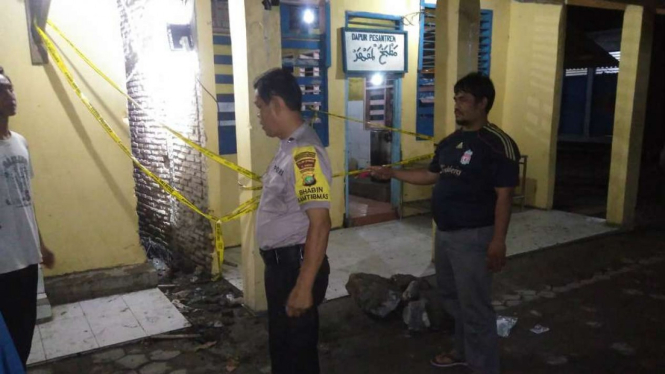 Kepolisian Polres Metro Tangerang di TKP penemuan mayat dalam septic tank.