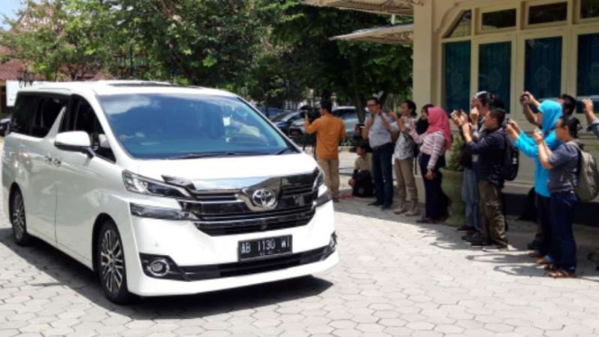 Prabowo Subianto temui Sultan Hamengkubuwono X, Senin, 8 April 2019.