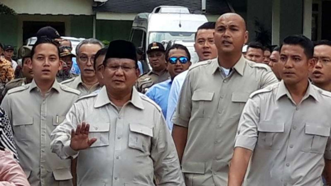 Calon presiden Prabowo Subianto usai menemui Sri Sultan Hamengku Buwono X, raja Keraton Yogyakarta sekaligus Gubernur DI Yogyakarta, di kantor Gubernur, Senin, 8 April 2019.