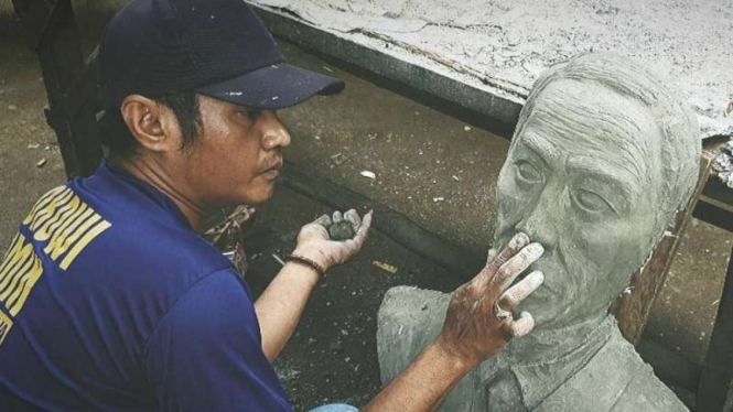 Warga mempersiapkan patung dada Presiden Joko Widodo di Kabupaten Limapuluh Kota, Sumatera Barat, Senin, 8 April 2019.