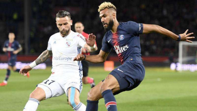 Penyerang Paris Saint-Germain (PSG), Eric Maxim Choupo-Moting (kanan)