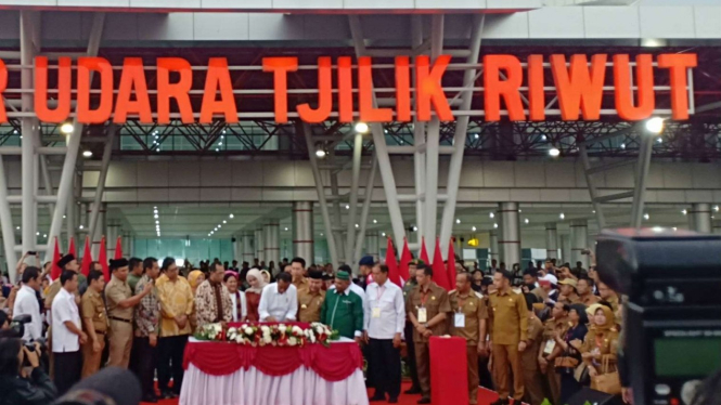 Presiden Joko Widodo resmikan bandara baru Tjilik Riwut.
