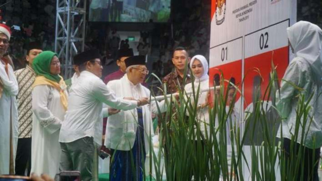 Cawapres Ma'ruf Amin didampingi Cak Imin mencoblos gambarnya bersama Jokowi.