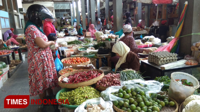 Transaksi jual beli di pasar Sidoharjo Lamongan, (FOTO: MFA Rohmatillah/TIMES Indonesia)