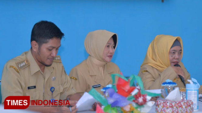 Warsini Sekertaris Dinas Sosial Kota Madiun saat mengisi kegiatan rapat evaluasi persiapan lomba penilaian lapangan pelaksanaan gotong royong terbaik tahun 2019 (FOTO: Pamula Yohar C/TIMESIndonesia)