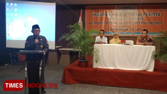 Mohda Alfian Komisioner Bawaslu melakukan sambutan pada kegiatan pelatihan saksi,(Foto:Pamula Yohar.C/TimesIndonesia).