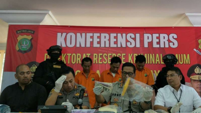 Polisi bekuk penjual uang palsu.