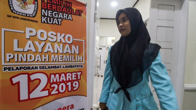 Petugas Komisi Independen Pemilihan (KIP) melintas keluar dari Posko Layanan Pindah Memilih di kantor KIP Lhokseumawe, Aceh, Selasa (5/3). - Antara/RAHMAD