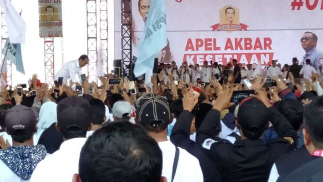Calon presiden Joko Widodo ketika berkampanye sekaligus menghadiri Apel Akbar Kesetiaan Gerak Lurus Bersama Relawan Buruh #01 di Gedung Sabilulungan, Kabupaten Bandung, Jawa Barat, pada Selasa, 9 April 2019.