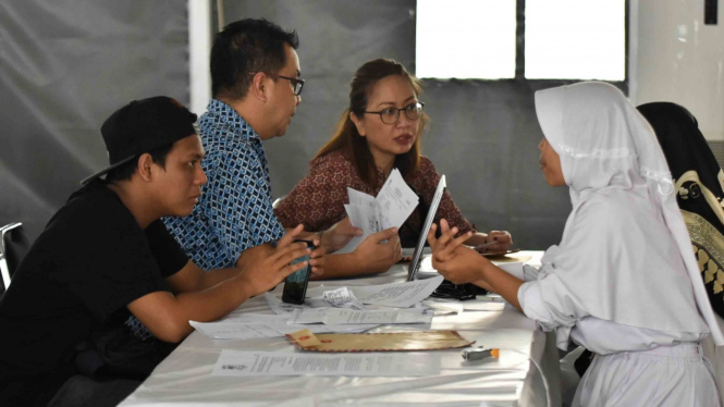 Petugas (kanan) melayani warga yang mengurus surat pemindahan Tempat Pemungutan Suara (TPS) atau formulir A5 di Kantor Komisi Pemilihan Umum Daerah (KPUD) Jakarta Pusat, DKI Jakarta, Senin, 8 April 2019.