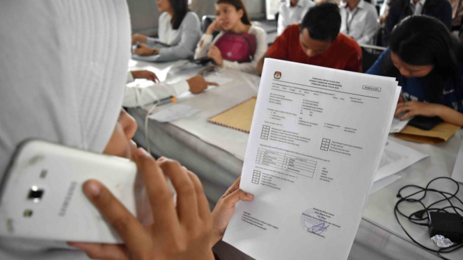 Sejumlah warga mengurus surat pemindahan Tempat Pemungutan Suara (TPS) atau formulir A5 di Kantor Komisi Pemilihan Umum Daerah (KPUD) Jakarta Pusat, DKI Jakarta, Senin, 8 April 2019.