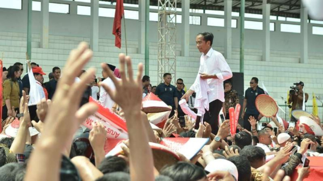 Calon presiden Joko Widodo ketika berkampanye di Stadion Singaperbangsa, Karawang, Jawa Barat, pada Selasa, 9 April 2019.