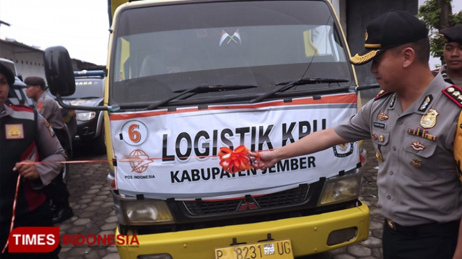 Kapolres Jember AKBP Kusworo Wibowo melepas truk dipakai untuk mendistribusikan logistik dan kertas suara Pemilu 2019, Selasa (9/4/2019). (FOTO: Dody Bayu Prasetyo/TIMES Indonesia)