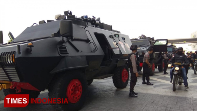 Kendaraan Lapis Baja yang mengawal Arema FC ke Stadion Gelora Bung Tomo. (FOTO: Ovan/TIMES Indonesia)