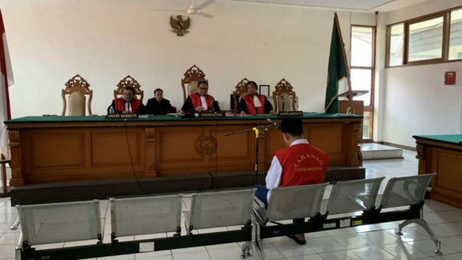 Satu dari lima terdakwa pengeroyokan suporter Persija Jakarta The Jakmania, Haringga Sirla, disidang di Pengadilan Negeri Kelas 1A Khusus Bandung, Jawa Barat, Selasa, 9 April 2019.