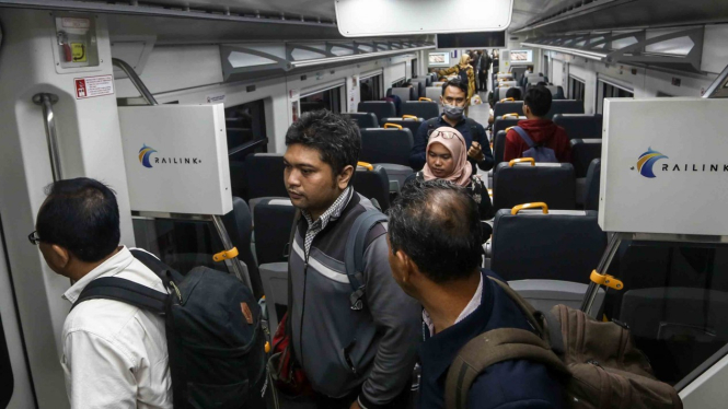 Penumpang berada didalam kereta api bandara menuju stasiun BNI City, Jakarta, Selasa, 9 April 2019.