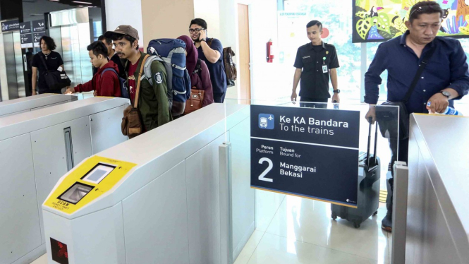 Sejumlah penumpang berjalan menuju pintu keluar di stasiun BNI City, Jakarta, Selasa, 9 April 2019.