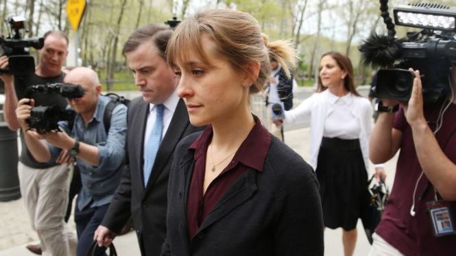 Allison Mack adalah satu dari enam orang yang didakwa terkait perdagangan seks - Jemal Countess