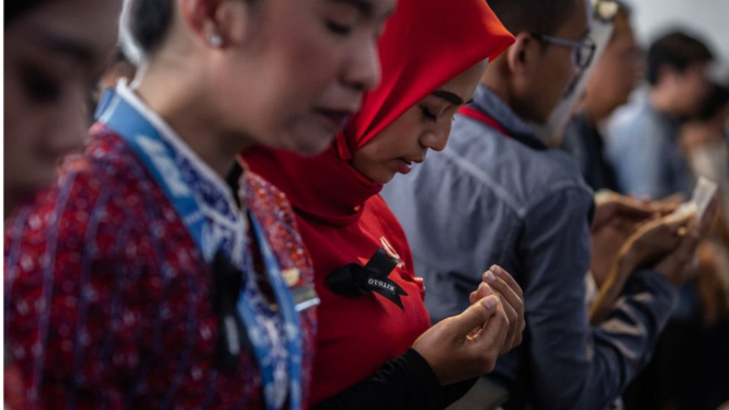 Para keluarga dan kolega korban pesawat Lion Air JT-610 mengunjungi lokasi jatuhnya pesawat di Laut Jawa, November 2018 lalu.-Getty Images