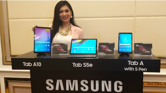 Model bersama trio Samsung Galaxy Tablet yang baru diperkenalkan di Bangkok
