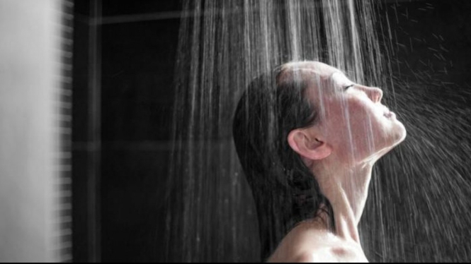 Ilustrasi wanita mandi.