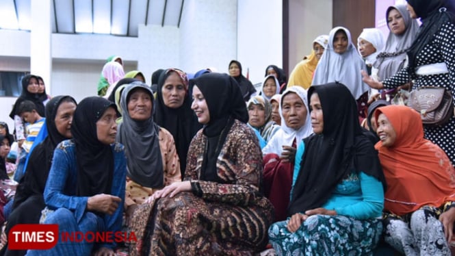 Bupati Jember dr Faida bersama sejumlah peserta wisata religi saat menggelar sholawatan bersama di pendapa, Selasa malam (9/4/2019). (Dody Bayu Prasetyo/TIMES Indonesia)