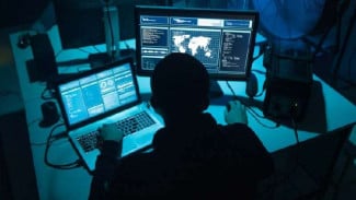 Perempuan Berwajah Dingin Nekat Beli Senjata Kimia di Situs Dark Web