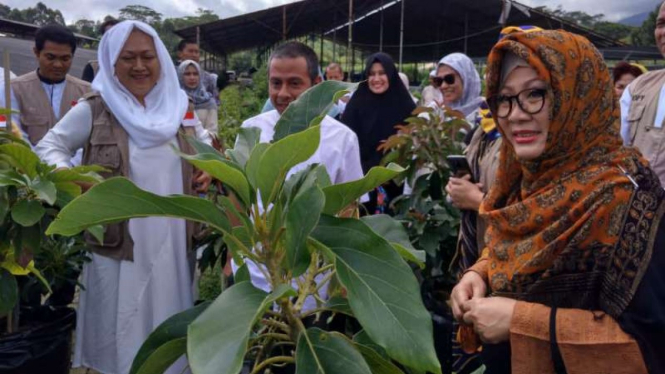 Mbak Tutut dan Mbak Mamiek di Pesantren Markaz Syariah di Megamendung, Bogor.