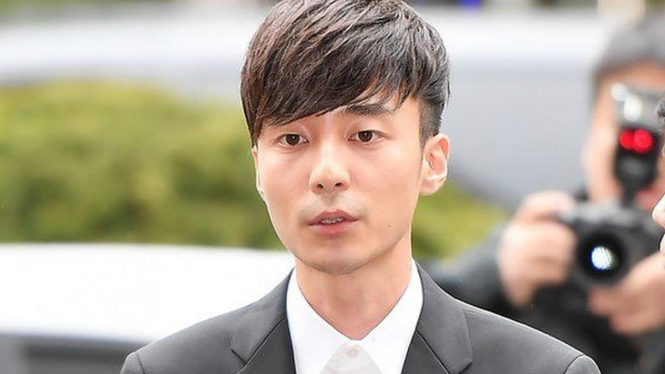 Roy Kim saat tiba di kantor Polisi Seoul Metropolitan.