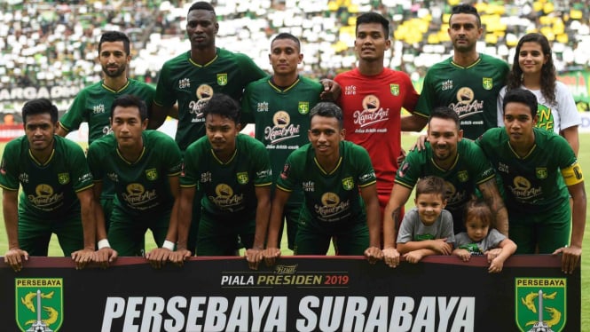 Tim pesepak bola Persebaya Surabaya saat laga final leg 1 Piala Presiden 2019 melawan Arema FC di Gelora Bung Tomo, Surabaya, Jawa Timur